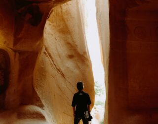 Gluren tussen de kieren van Antelope Canyon