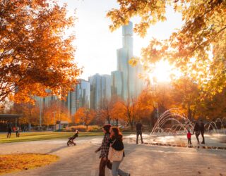 Kinderen fietsen door Central Park in New York tijdens herfst