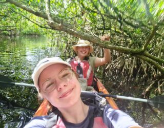 Tieners kajakken tussen de alligators in de Everglades