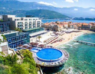 Zwembad aan het strand Budva