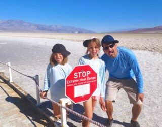 Kinderen zweten bij Badwater Basin zoutvlakte in Death Valley