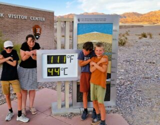 Familie bij temperatuur in Death Valley