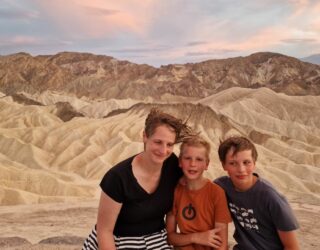 Mama met kinderen in Death Valley bij zonsondergang