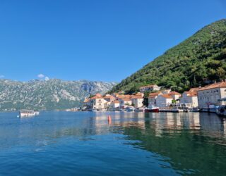 Bewonder Perast vanop het water