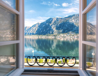 Hotelkamer with a view in baai van Kotor Montenegro
