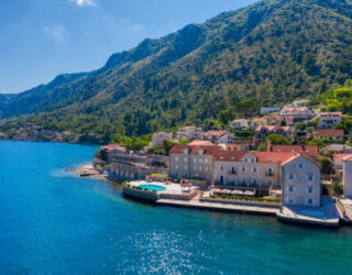 Hotel in baai van Kotor Montenegro
