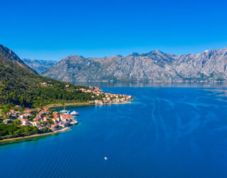 Hotel in baai van Kotor