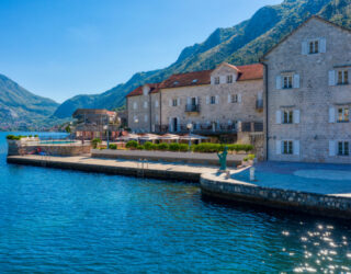 Hotel met zwembad in baai van Kotor Montenegro