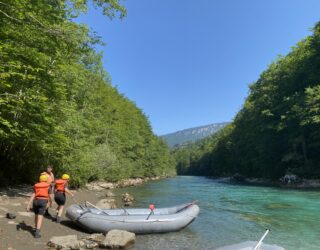 Kinderen gaan raften op de Tara rivier in Montenegro