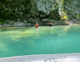 Tiener springt van raft in de Tara rivier in Montenegro