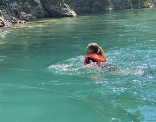 Kind springt van raft in de Tara rivier in Montenegro