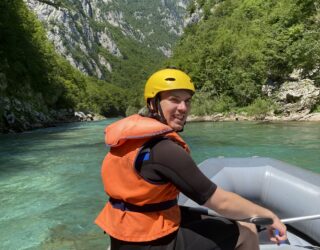Tiener raft op de Tara rivier in Montenegro