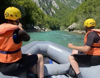 Tieners raften op de Tara rivier in Montenegro