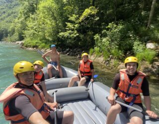 Familie al raftend op de Tara rivier