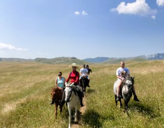 Gezin gaat paardrijden in Durmitor Montenegro
