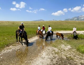 Familie gaat paardrijden in Durmitor Montenegro