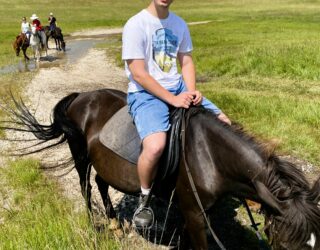 Tiener met paard in Durmitor Montenegro