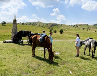 Familie met paarden in de groene heuvels van Montenegro