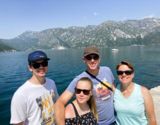 Familie op Our Lady of the Rocks