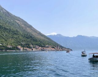 Speedboaten bij Perast