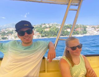 Kinderen varen naar Blue Caves in baai van Kotor Montenegro