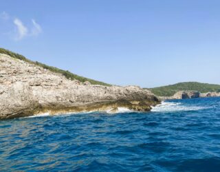 Varen naar Blue Caves in baai van Kotor Montenegro