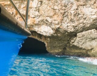 Met de boot in door Blue Caves in baai van Kotor Montenegro