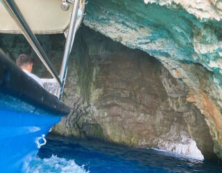 Varen door Blue Caves in baai van Kotor Montenegro