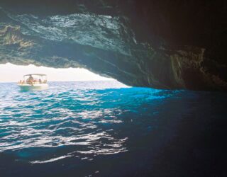 Varen in Blue Caves in baai van Kotor Montenegro