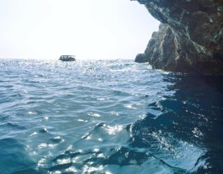 Varen in Blue Caves in baai van Kotor