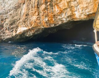 Blue Caves in baai van Kotor