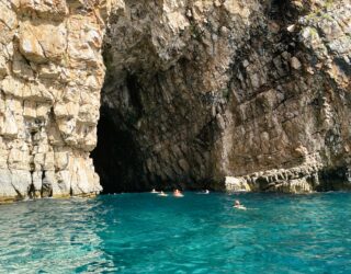 Zwemmen in Blue Caves in baai van Kotor