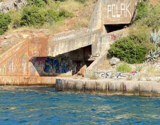 Militaire tunnels in baai van Kotor