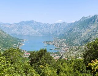 Panoramisch zicht op baai van Kotor