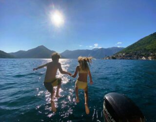 Kinderen springen in het water Perast Montenegro