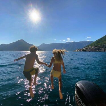 Kinderen springen in het water Perast Montenegro