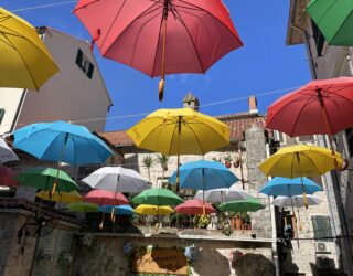 Kleurrijke straat in Kotor