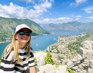 Kind bij uitzicht over baai van Kotor