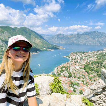 Kind bij uitzicht over baai van Kotor