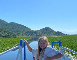 Kind op boot Skadar Lake in Montenegro