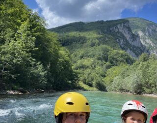 Kinderen raften op de Tara rivier Montenegro