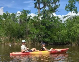 Vader en dochter kajakken in de Everglades
