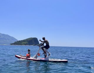 Fietsen op het water in Budva