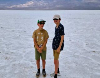 kinderen op de zoutvlakte bij Badwater Basin