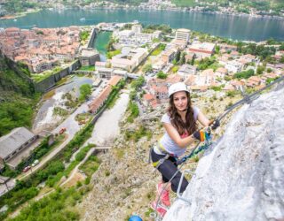 Klauter op de via ferrata in Kotor