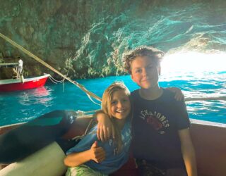 Kinderen in Blue Caves in baai van Kotor Montenegro