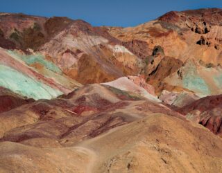 Kleurrijke rotsen bij Artists Palette in Death Valley