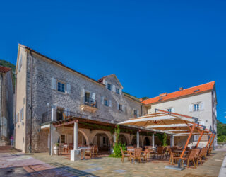 Terras hotel in baai van Kotor Montenegro