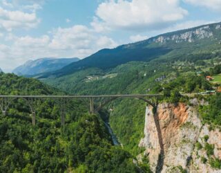 Ziplinen boven de prachtige Tara Canyon in Montenegro