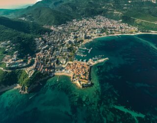 Budva tussen de groene bergen in Montenegro